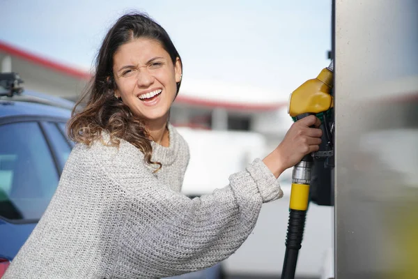 Piękna Brunetka Kobieta Stacji Benzynowej — Zdjęcie stockowe