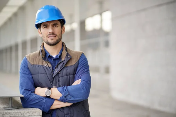 Builder Outdoors Hardthat Looking Camera — Stock Photo, Image