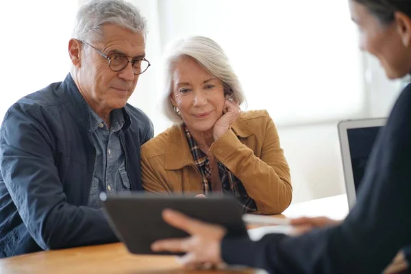 Moderna Pareja Ancianos Pasando Por Ideas Remodelación Tableta — Foto de Stock