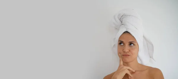 Impressionante Brincalhão Beleza Natural Sorrindo Com Turbante Toalha Fundo Branco — Fotografia de Stock