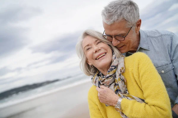 Portret Van Aantrekkelijke Levendige Senior Paar Omarmen Strand Herfst — Stockfoto