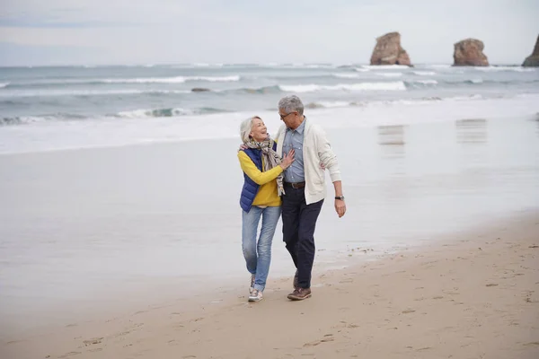 Feliz Pareja Ancianos Caminando Juntos Playa —  Fotos de Stock