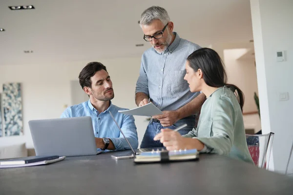 Superviseur Passer Revue Les Idées Avec Les Employés Dans Worplace — Photo