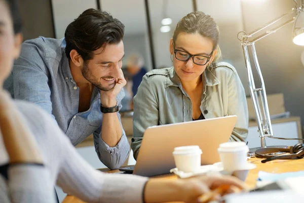 Collèges Travaillant Ensemble Dans Espace Bureau — Photo