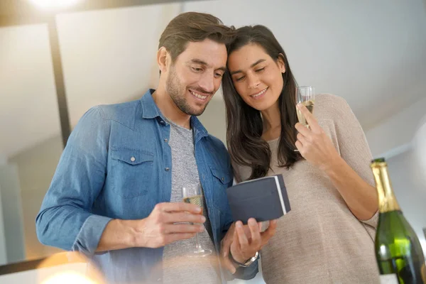 Romantisches Paar Hause Tauscht Geschenk Mit Champagner — Stockfoto