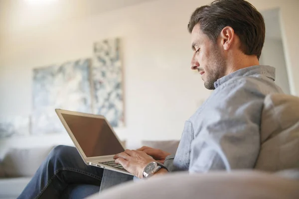 Hombre Guapo Caucásico Con Computadora Hogar Moderno — Foto de Stock