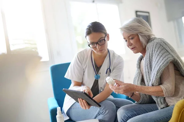 Läkare Går Igenom Resultat Och Medicinering Tablett Med Senior Patienten — Stockfoto