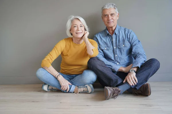 Full Length Casual Modern Senior Couple Sitting Floor Background — Stock Photo, Image
