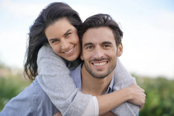 Porträt Eines Wunderschönen Paares Freien Huckepack — Stockfoto