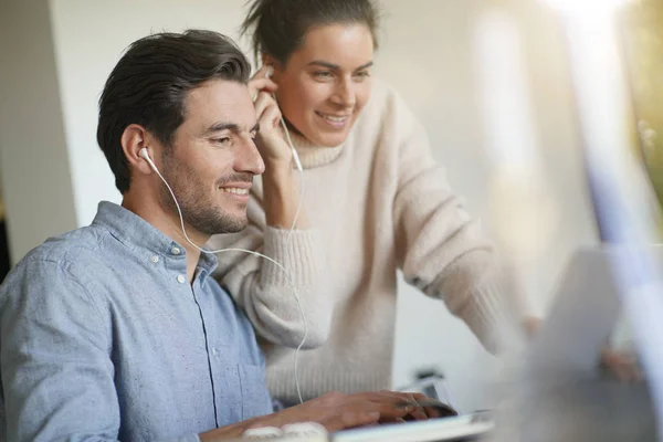 Colleghi Che Condividono Idee Lavoro Sul Computer — Foto Stock