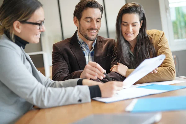 Atractiva Pareja Firmando Acuerdo Venta Con Agente Inmobiliario — Foto de Stock