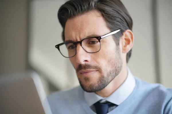 Portrait Homme Séduisant Travaillant Sur Ordinateur Portable Portant Des Lunettes — Photo