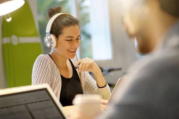 Aantrekkelijke Vrouw Dragen Hoofdtelefoon Werken Werken Kantoorruimte — Stockfoto