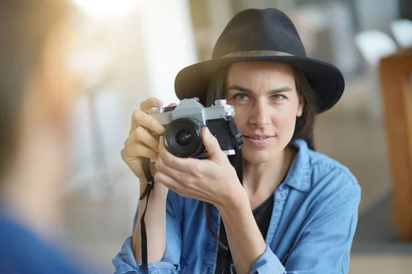 Trendy Stunning Brunette Taking Photos Model Vintage Camera — Stock Photo, Image