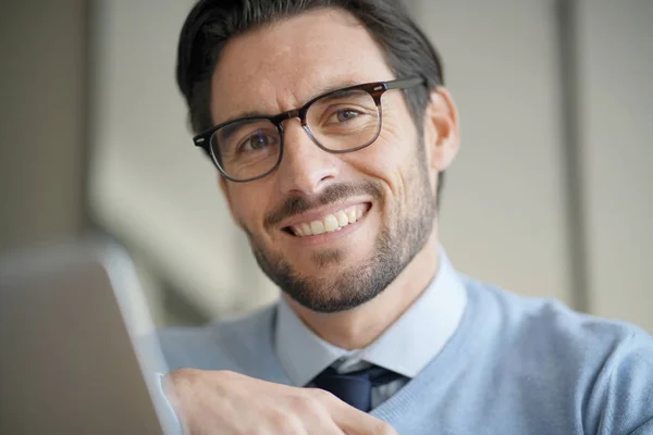 Retrato Homem Atraente Trabalhando Laptop Usando Óculos — Fotografia de Stock