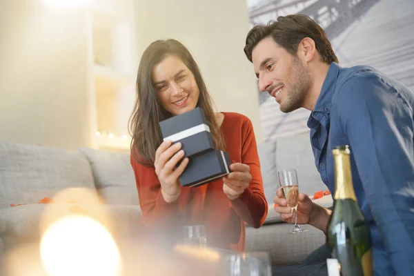 Pareja Enamorada Intercambiando Regalos Por Día San Valentín — Foto de Stock