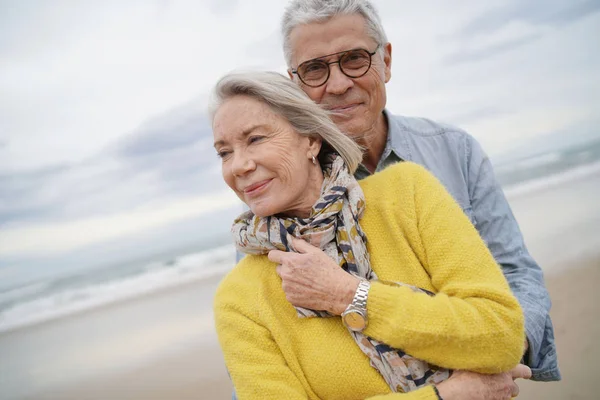 Portret Van Aantrekkelijke Levendige Senior Paar Omarmen Strand Herfst — Stockfoto