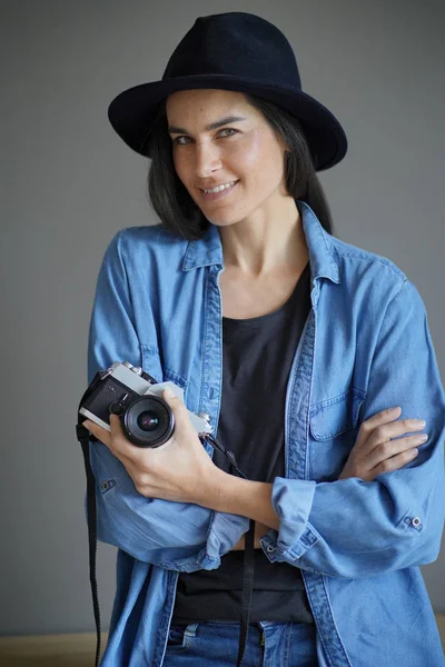 Trendy Prachtige Brunette Geïsoleerde Grijze Achtergrond Met Vintage Camera — Stockfoto