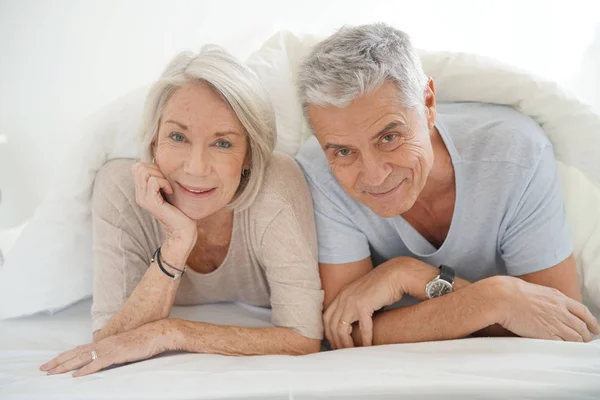 Portrait Heureux Couple Sénior Attrayant Lit — Photo