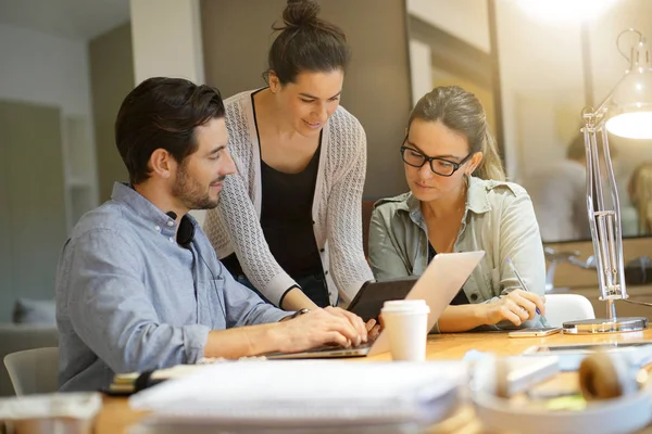 Kollegaer Som Arbeider Med Forretningsideer Moderne Arbeidsområder – stockfoto