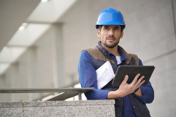 Knappe Gebouw Expert Het Gebied Van Veiligheidshelm Buitenshuis Met Tablet — Stockfoto