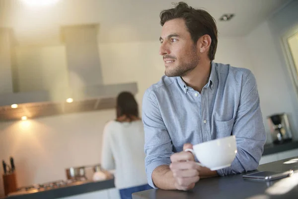 Entspannter Schöner Mann Moderner Küche Mit Frau Hintergrund — Stockfoto