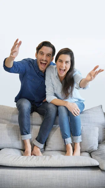 Isoliert Wunderschönes Lächelndes Paar Jeans Auf Bequemer Couch — Stockfoto