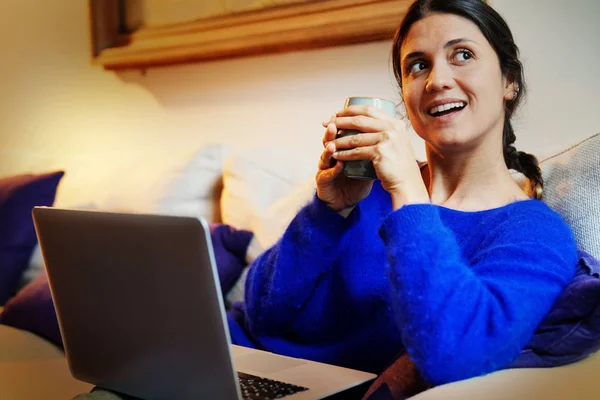 Linda Morena Casual Sofá Casa Com Laptop Bebida Quente — Fotografia de Stock