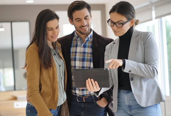 Real Estate Agent Showing Modern House Attractive Couple — Stock Photo, Image