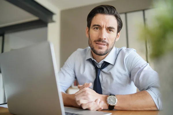 Entspannter Attraktiver Geschäftsmann Der Modernen Büro Arbeitet — Stockfoto