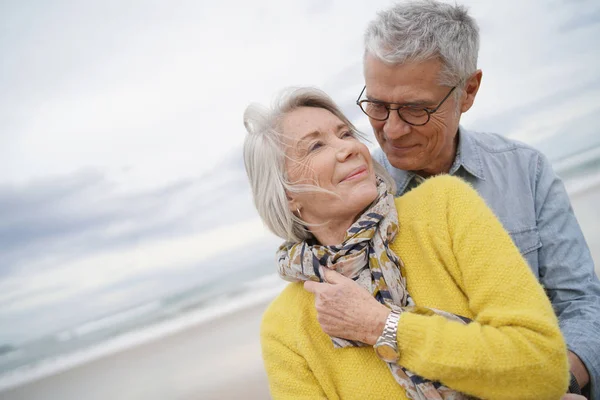 Retrato Atractiva Pareja Ancianos Vibrantes Abrazándose Playa Otoño —  Fotos de Stock