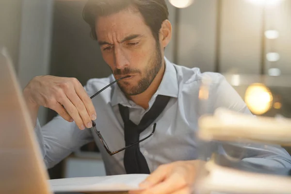 Hombre Negocios Guapo Trabajando Hasta Tarde Noche Oficina Moderna —  Fotos de Stock