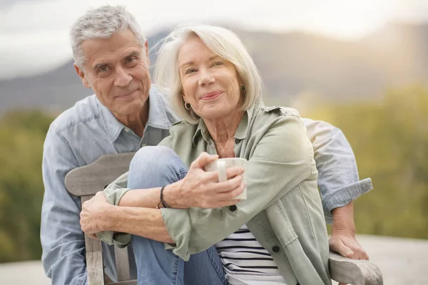 Liebevolles Porträt Eines Modernen Seniorenpaares Freien — Stockfoto