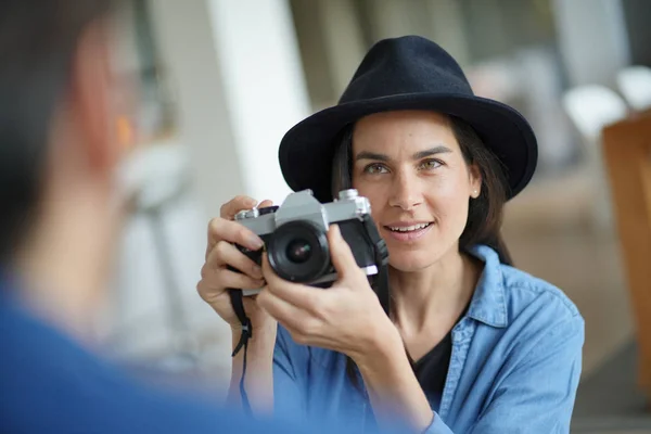Trendy Stunning Brunette Taking Photos Model Vintage Camera — Stock Photo, Image