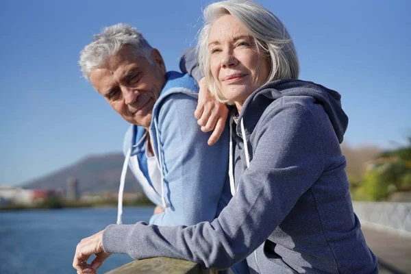 Seniorenpaar Sportkleidung Genießt Die Sonne Freien — Stockfoto