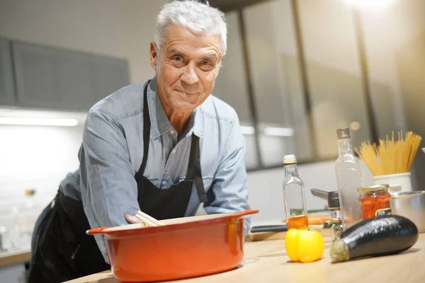 Portret Van Senior Man Bezig Met Koken Moderne Keuken — Stockfoto