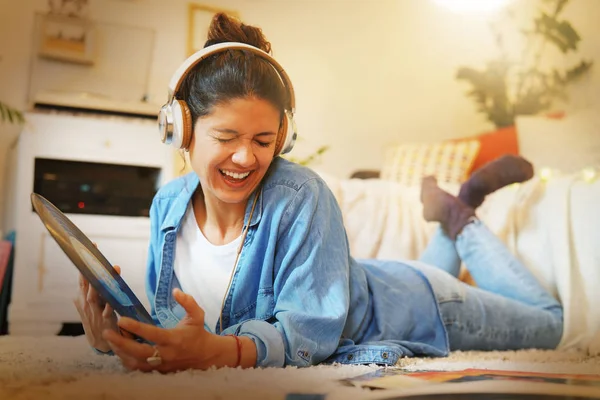 Vibrante Giovane Bruna Che Ascolta Dischi Vinile Sul Pavimento Casa — Foto Stock