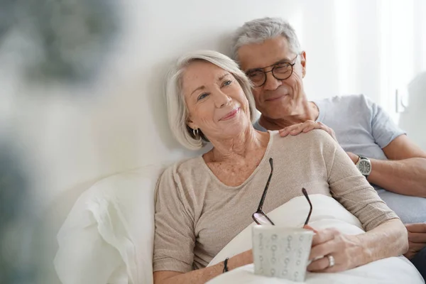 Porträtt Ledande Par Avkopplande Sängen — Stockfoto