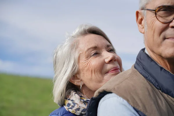 Porträt Einer Seniorin Die Ihren Mann Freien Umarmt — Stockfoto