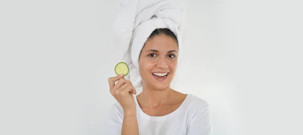 Levendige Brunette Met Handdoek Tulband Komkommer Witte Achtergrond — Stockfoto