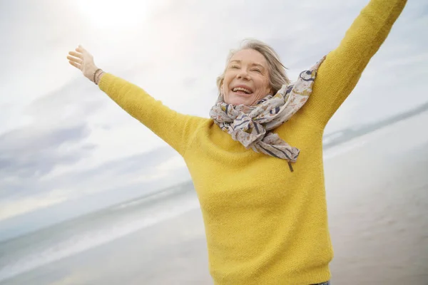 Безтурботний Енергійний Старший Жінка Грає Навколо Пляжі Восени — стокове фото
