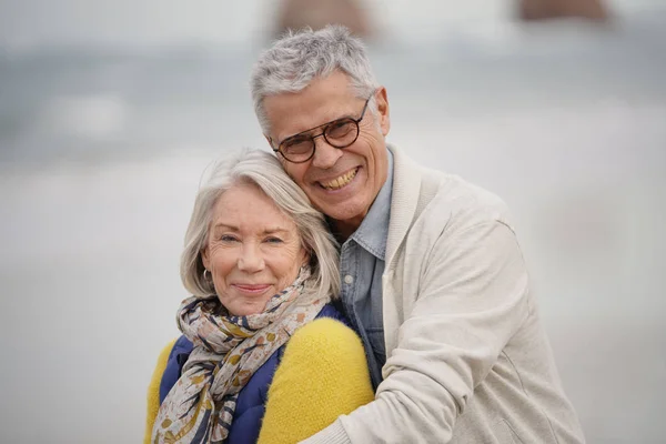 Portret Van Gelukkige Senior Paar Omarmen Het Strand — Stockfoto