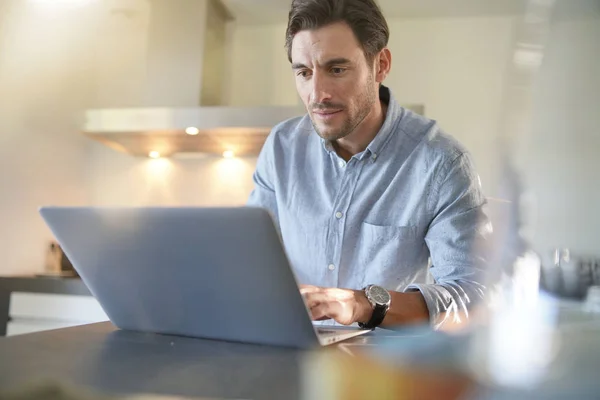 Schöner Mann Mit Computer Moderner Küche — Stockfoto