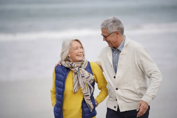 Feliz Pareja Ancianos Caminando Juntos Playa — Foto de Stock