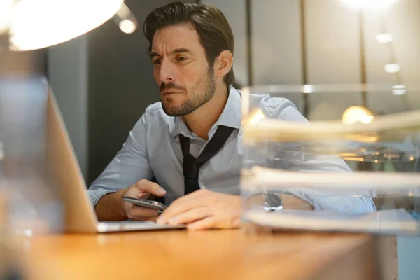 Hombre Negocios Guapo Trabajando Hasta Tarde Oficina Moderna — Foto de Stock