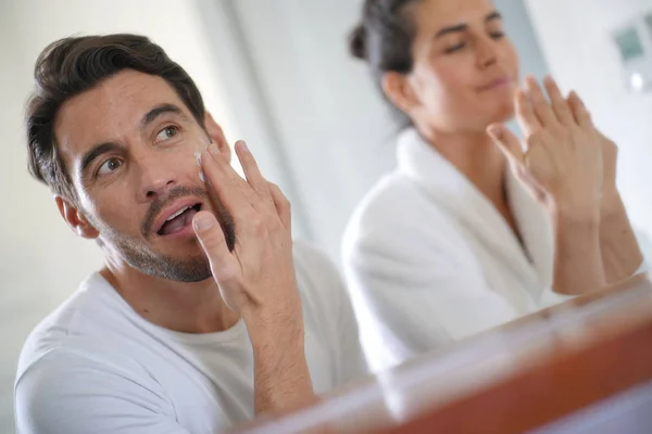 Prachtige Paar Doorlopen Van Dagelijkse Schoonheid Regime Badkamer — Stockfoto