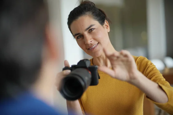 Fotógrafo Profissional Bonito Tirando Fotos Modelo — Fotografia de Stock