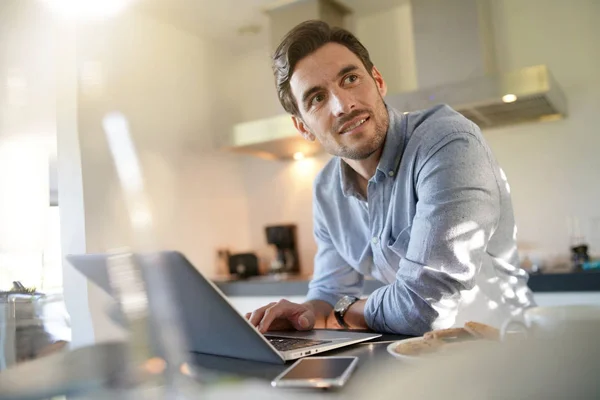 Stilig Man Med Dator Modernt Kök — Stockfoto