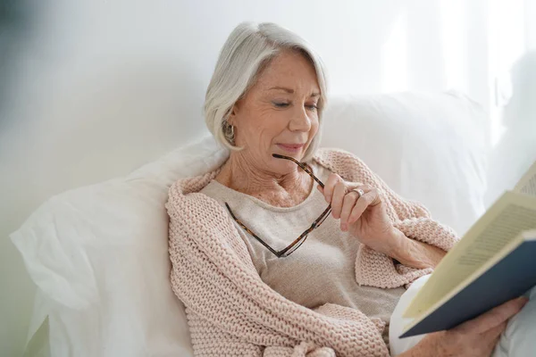 Красивая Пожилая Женщина Отдыхает Постели Чтение — стоковое фото