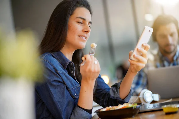 Beautiful Woman Eating Lunch Whilst Working Working Space — Stock Photo, Image